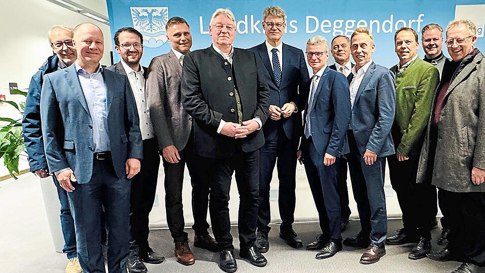 Austausch wegen des verzögerten Donau-Ausbaus: die Bürgermeister aus Niederalteich, Osterhofen, Vilshofen, Moos und Winzer - Albin Dietrich, Thomas Etschmann, Florian Gams, Alexander Zacher, Jürgen Roith - Bundesverkehrsminister Patrick Schnieder, Landrat Bernd Sibler, Dr. Rüdiger Setsch (Bayerischen Staatsministerium für Umwelt und Verbraucherschutz), Passaus stellvertretender Landrat Hans Koller sowie die Bürgermeister aus Künzing, Hofkirchen und Hengersberg - Siegfried Lobmeier, Josef Kufner und Christian Mayer (v. l.). Austausch wegen des verzögerten Donau-Ausbaus: die Bürgermeister aus Niederalteich, Osterhofen, Vilshofen, Moos und Winzer - Albin Dietrich, Thomas Etschmann, Florian Gams, Alexander Zacher, Jürgen Roith - Bundesverkehrsminister Patrick Schnieder, Landrat Bernd Sibler, Dr. Rüdiger Setsch (Bayerischen Staatsministerium für Umwelt und Verbraucherschutz), Passaus stellvertretender Landrat Hans Koller sowie die Bürgermeister aus Künzing, Hofkirchen und Hengersberg - Siegfried Lobmeier, Josef Kufner und Christian Mayer (v. l.).