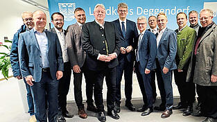 Austausch wegen des verzögerten Donau-Ausbaus: die Bürgermeister aus Niederalteich, Osterhofen, Vilshofen, Moos und Winzer - Albin Dietrich, Thomas Etschmann, Florian Gams, Alexander Zacher, Jürgen Roith - Bundesverkehrsminister Patrick Schnieder, Landrat Bernd Sibler, Dr. Rüdiger Setsch (Bayerischen Staatsministerium für Umwelt und Verbraucherschutz), Passaus stellvertretender Landrat Hans Koller sowie die Bürgermeister aus Künzing, Hofkirchen und Hengersberg - Siegfried Lobmeier, Josef Kufner und Christian Mayer (v. l.). Austausch wegen des verzögerten Donau-Ausbaus: die Bürgermeister aus Niederalteich, Osterhofen, Vilshofen, Moos und Winzer - Albin Dietrich, Thomas Etschmann, Florian Gams, Alexander Zacher, Jürgen Roith - Bundesverkehrsminister Patrick Schnieder, Landrat Bernd Sibler, Dr. Rüdiger Setsch (Bayerischen Staatsministerium für Umwelt und Verbraucherschutz), Passaus stellvertretender Landrat Hans Koller sowie die Bürgermeister aus Künzing, Hofkirchen und Hengersberg - Siegfried Lobmeier, Josef Kufner und Christian Mayer (v. l.).