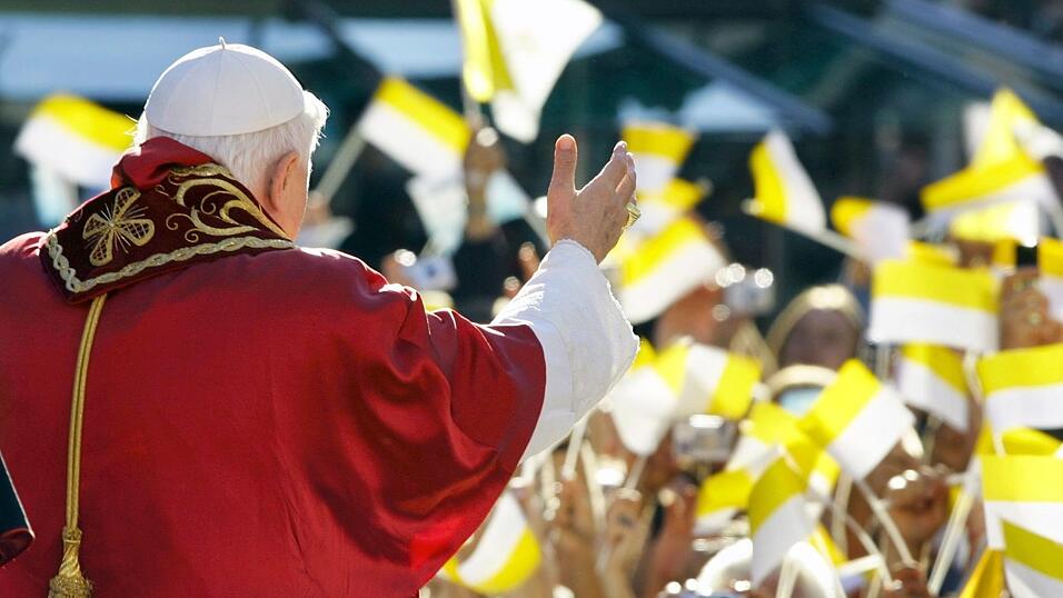 Auf dem Münchner Marienplatz jubelten zahlreiche Gläubige dem Papst aus Bayern zu. (Archivbild) Auf dem Münchner Marienplatz jubelten zahlreiche Gläubige dem Papst aus Bayern zu. (Archivbild)