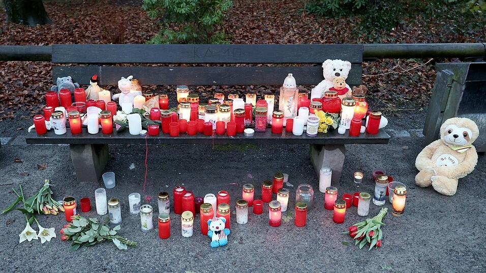 Mit Blumen, Kerzen und Kuscheltieren wird an die Opfer erinnert.