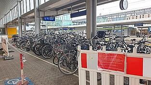 Allen Aufforderungen zum Trotz: An Gleis 1 des Hauptbahnhofs parken weiter viele Räder.