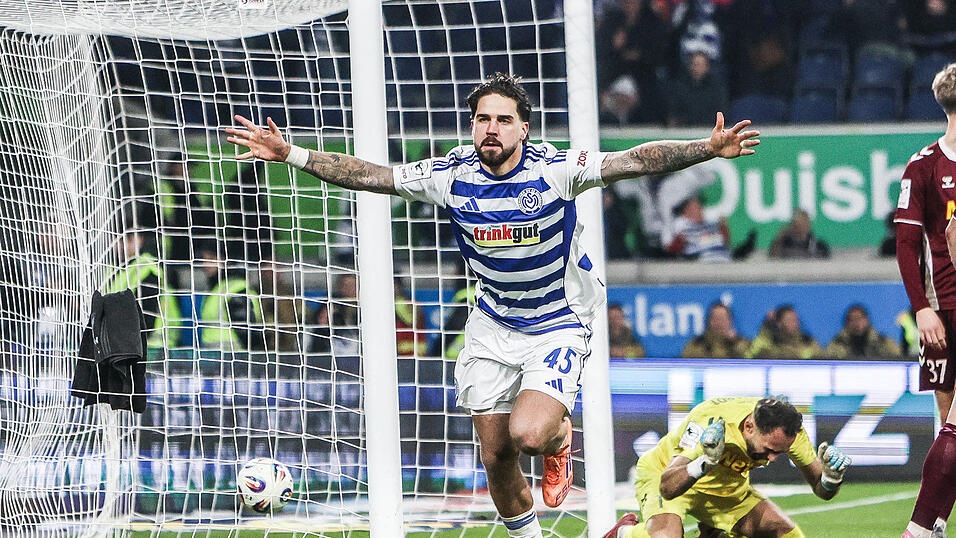 Des einen Freud', des anderen Leid:&nbsp;W&auml;hrend Duisburgs Lex-Tyger Lobinger &uuml;ber den Treffer zum 2:0 jubelt, &auml;rgert sich&nbsp;Jahn-Keeper Felix Gebhardt im Hintergrund.