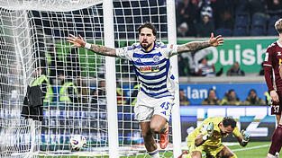 Des einen Freud', des anderen Leid: Während Duisburgs Lex-Tyger Lobinger über den Treffer zum 2:0 jubelt, ärgert sich Jahn-Keeper Felix Gebhardt im Hintergrund. Des einen Freud', des anderen Leid: Während Duisburgs Lex-Tyger Lobinger über den Treffer zum 2:0 jubelt, ärgert sich Jahn-Keeper Felix Gebhardt im Hintergrund.