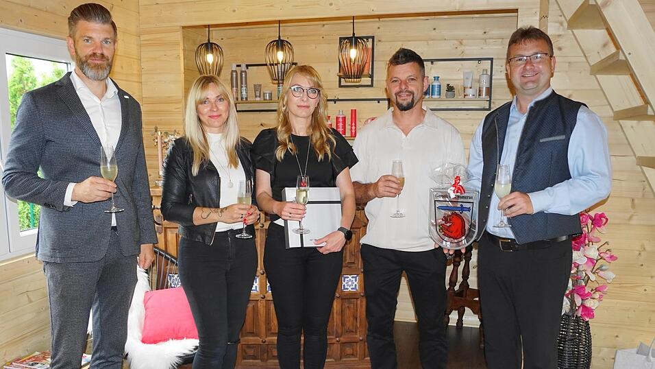 Zur Eröffnung haben sich Friseurmeisterin Kerstin Liegl (Mitte) ihr Mann Franz Liegl und ihre Mitarbeiterin Patricia Gleißner über die Anwesenheit von Bürgermeister Stefan Baumgartner (r.) und Wella-Außendienstmitarbeiter Klaas-Markus Möller (l.) gefreut. Zur Eröffnung haben sich Friseurmeisterin Kerstin Liegl (Mitte) ihr Mann Franz Liegl und ihre Mitarbeiterin Patricia Gleißner über die Anwesenheit von Bürgermeister Stefan Baumgartner (r.) und Wella-Außendienstmitarbeiter Klaas-Markus Möller (l.) gefreut.