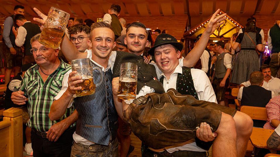 Die Partybilder vom Freitag, 9. August 2024, aus dem Festzelt Nothaft. Die Partybilder vom Freitag, 9. August 2024, aus dem Festzelt Nothaft.