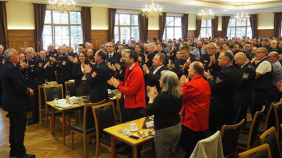 Applaus und stehende Ovationen gab es für die Leistung von Kreisbrandrat Josef Kramhöller. Applaus und stehende Ovationen gab es für die Leistung von Kreisbrandrat Josef Kramhöller.