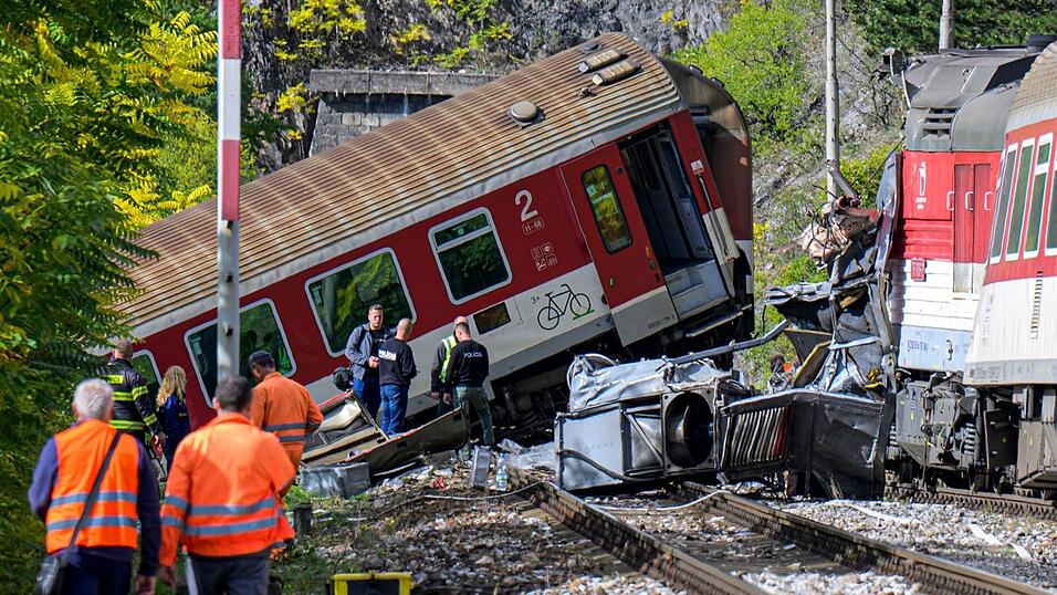 Rettungskräfte sind nach der Kollision zweier Schnellzüge in der Gemeinde Jablonov nad Turnou im Bezirk Roznava im Einsatz.