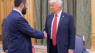 Trump und Syriens Übergangspräsident Al-Scharaa treffen sich in der US-Hauptstadt. (Archivbild) Trump und Syriens Übergangspräsident Al-Scharaa treffen sich in der US-Hauptstadt. (Archivbild)