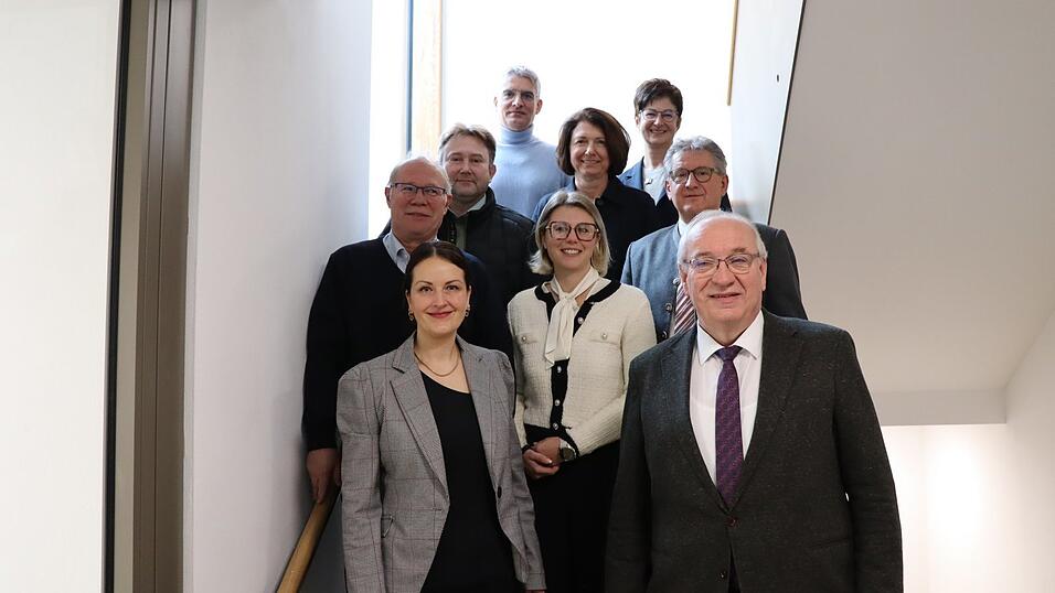 Johannes Reutner vom Schulamt, Isabella Bauer vom Landratsamt, Wolfgang Kürzinger von der Agentur für Arbeit, Rosemarie Tragl-Kraus, Geschäftsführerin der Kreishandwerkerschaft, Andreas Brunner von der Dehoga, Siegfried Wagner, Ehrenobermeister der Bau-Innung, Eva Liedtke von der Gesundheitsregion plus, Marina Schmid vom Landratsamt und Landrat Franz Löffler (von oben von links nach rechts) freuen sich auf die Messe kommende Woche. Johannes Reutner vom Schulamt, Isabella Bauer vom Landratsamt, Wolfgang Kürzinger von der Agentur für Arbeit, Rosemarie Tragl-Kraus, Geschäftsführerin der Kreishandwerkerschaft, Andreas Brunner von der Dehoga, Siegfried Wagner, Ehrenobermeister der Bau-Innung, Eva Liedtke von der Gesundheitsregion plus, Marina Schmid vom Landratsamt und Landrat Franz Löffler (von oben von links nach rechts) freuen sich auf die Messe kommende Woche.