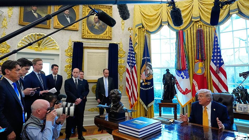 Vor Journalisten deutete Trump eine mögliche «Übernahme» Kubas an. Vor Journalisten deutete Trump eine mögliche «Übernahme» Kubas an.