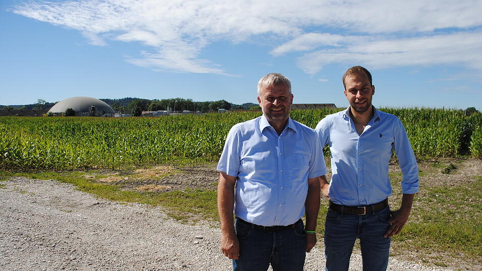 G&uuml;nther Riedl und Simon Gerauer von der Riedl Unternehmensgruppe. An dieser Stelle soll eine E-Tankstelle entstehen. Die Energie kommt von der Biogasanlage. Das Foto entstand einen Tag vor dem Brand. Inzwischen ist die damals noch fehlende Baugenehmigung f&uuml;r die E-Tankstelle eingegangen, und es kann losgehen.