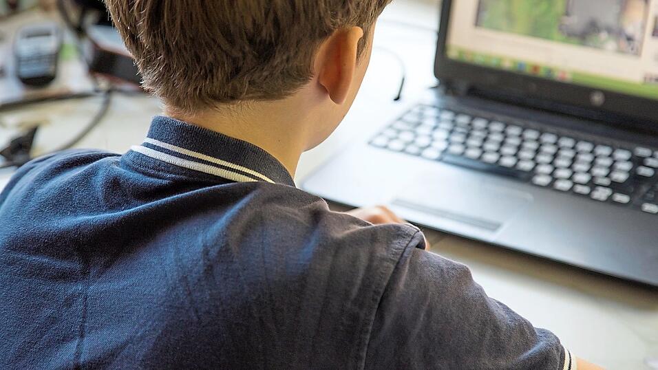 Immer mehr Schüler nutzen die KI. Für die Forscher ist es nun die Herausforderung, wie sich diese Tatsache lernerfolgsfördernd in den Unterricht einbauen lässt. Immer mehr Schüler nutzen die KI. Für die Forscher ist es nun die Herausforderung, wie sich diese Tatsache lernerfolgsfördernd in den Unterricht einbauen lässt.