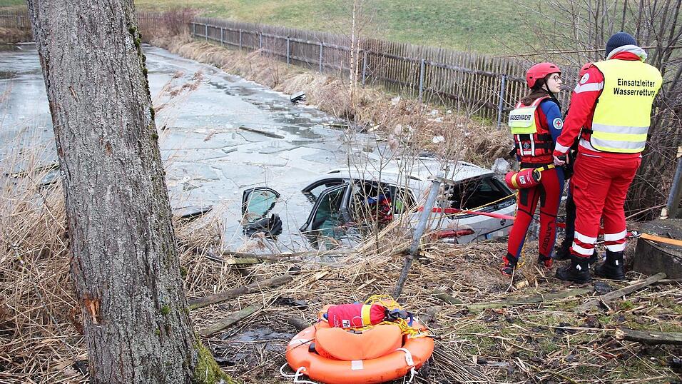 Wasserretter der BRK-Wasserwacht suchten das Auto nach möglichen weiteren Personen ab. Wasserretter der BRK-Wasserwacht suchten das Auto nach möglichen weiteren Personen ab.