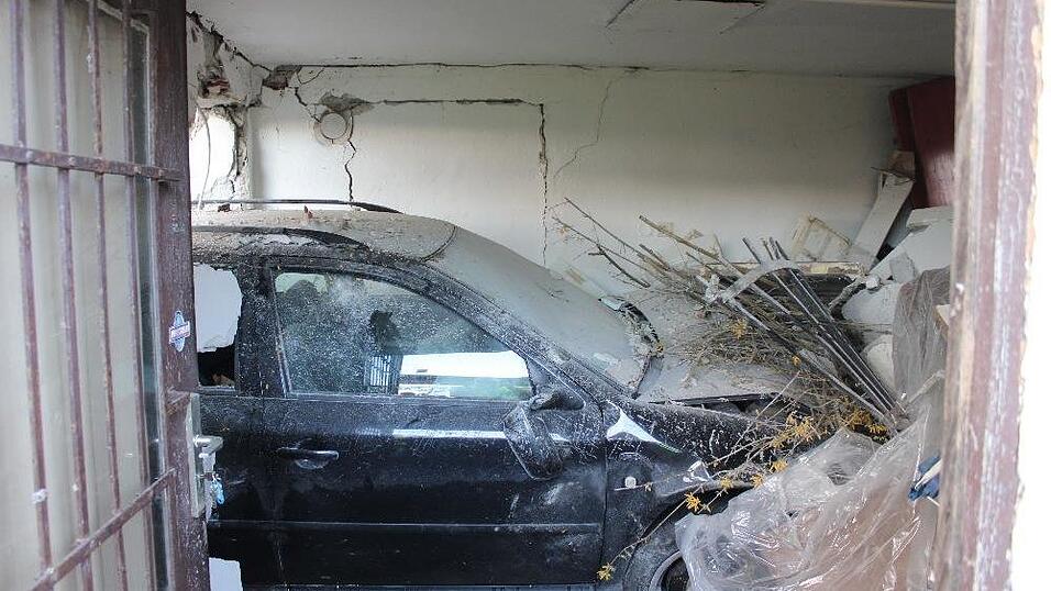 Bei einem Unfall in Passau hat ein Autofahrer am Dienstag eine Hauswand durchbrochen. Bei einem Unfall in Passau hat ein Autofahrer am Dienstag eine Hauswand durchbrochen.