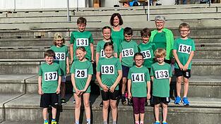 Die Kinderleichtathleten bei den Leichtathletik-Kreismeisterschaften in Deggendorf mit &Uuml;bungsleiterhelferin Silvia Dollinger und &Uuml;bungsleiterin Sieglinde Maryniak.