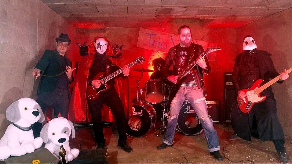 Das 'Trio Voigas' ist Kult und begeistert seine Fans in Bierg&auml;rten, G&auml;ubodenvolksfest und Starkbierfesten in der ganzen Region. Im neuen Video 'Feierroude Hund' haben sich die Musiker einmal der Musikrichtung Metal gewidmet, in ihrer ganz eigenen Art, als Hommage und Parodie an die 'harte Musik'.