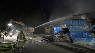 Das Feuer auf dem Industriegel&auml;nde l&ouml;ste einen Gro&szlig;einsatz der Feuerwehr aus.
