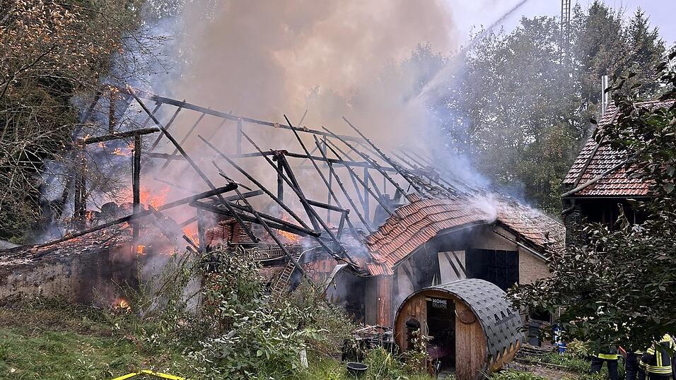 Eine Scheune in Rimbach fing Feuer. 150 Einsatzkräfte waren vor Ort. Eine Scheune in Rimbach fing Feuer. 150 Einsatzkräfte waren vor Ort.