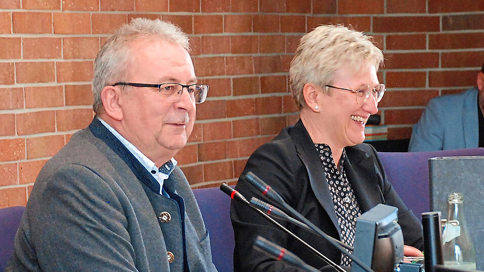 'Ich hoff, ich hab a bissl was zammbracht', sagt Josef Laumer, der nächstes Jahr nicht mehr kandidieren wird, im Rückblick auf seine zwei Amtszeiten. Nicht immer war alles nur ein Zuckerschlecken. Erreicht wurde aber doch so einiges - und in den Kreistagssitzungen gab es manchmal auch etwas zu lachen, so wie hier, mit Kreiskämmerin Silke Raml neben sich.