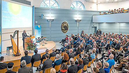 Ganz im Zeichen der Spiegelung der demokratie-feindlichen Bestrebungen in aller Welt stand am Sonntag der Gedenkakt zum 100-jährigen Bestehen der Hochschule für Philosophie in München.