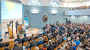 Ganz im Zeichen der Spiegelung der demokratie-feindlichen Bestrebungen in aller Welt stand am Sonntag der Gedenkakt zum 100-jährigen Bestehen der Hochschule für Philosophie in München.