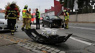 An den Autos entsteht Totalschaden. An den Autos entsteht Totalschaden.