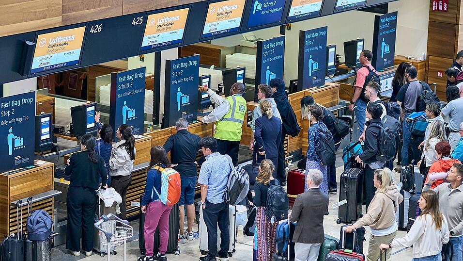 Am Montag bildeten sich lange Schlangen am BER. Der Flughafen ist von einem Cyberangriff auf einen IT-Dienstleister betroffen.