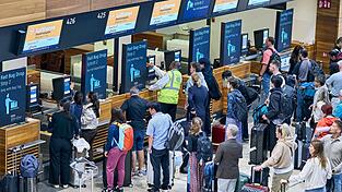 Am Montag bildeten sich lange Schlangen am BER. Der Flughafen ist von einem Cyberangriff auf einen IT-Dienstleister betroffen.
