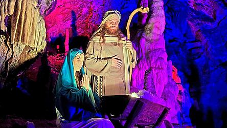 An 16 Stationen in der H&ouml;hle spielen rund 100 Darsteller die Geschichte von der Geburt Jesu nach. Die H&ouml;hle wird dabei eindrucksvoll in Szene gesetzt.