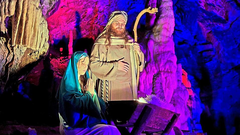 An 16 Stationen in der Höhle spielen rund 100 Darsteller die Geschichte von der Geburt Jesu nach. Die Höhle wird dabei eindrucksvoll in Szene gesetzt. An 16 Stationen in der Höhle spielen rund 100 Darsteller die Geschichte von der Geburt Jesu nach. Die Höhle wird dabei eindrucksvoll in Szene gesetzt.