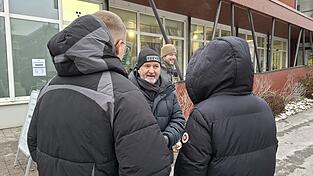 Der unabhängige OB-Kandidat Olaf Minet am Rathaus II im Gespräch mit Passanten. Im Hintergrund: Norbert Hoffmann (Zukunft Landshut), seines Zeichens Mitbewerber im OB-Wahlkampf. Der unabhängige OB-Kandidat Olaf Minet am Rathaus II im Gespräch mit Passanten. Im Hintergrund: Norbert Hoffmann (Zukunft Landshut), seines Zeichens Mitbewerber im OB-Wahlkampf.