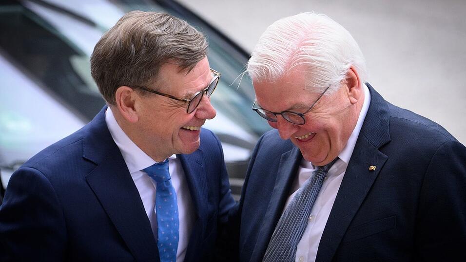 Au&szlig;enminister Johann Wadephul (l., CDU) und Bundespr&auml;sident Frank-Walter Steinmeier verstehen sich beim Festakt zur Wiedergr&uuml;ndung des Ausw&auml;rtigen Amts nach dem Zweiten Weltkrieg vor 75 Jahren offensichtlich bestens.