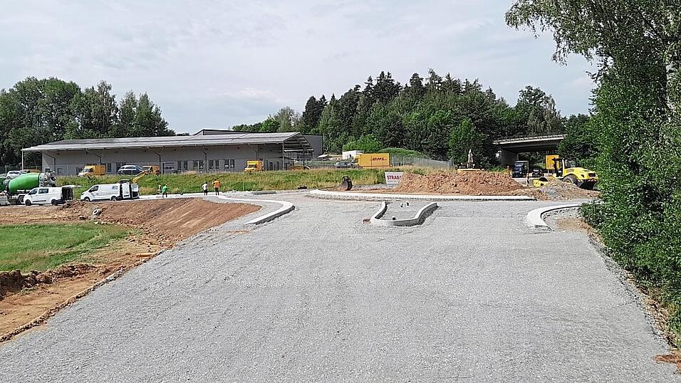 Bei Rattiszell wird am k&uuml;nftigen Kreisverkehr gebaut.