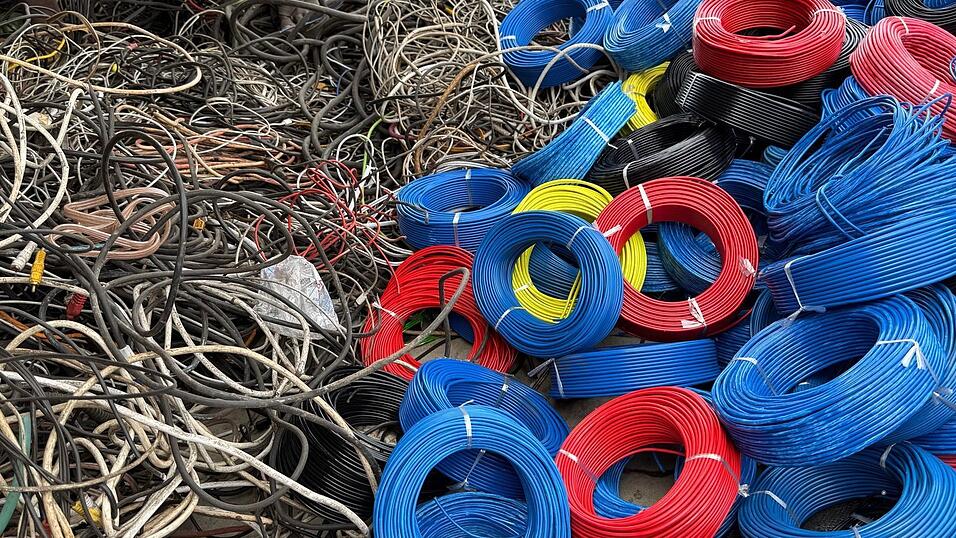Sammler liefern Kabel an und werden nach Preislisten für die darin enthaltenen Rohstoffe bezahlt. Sammler liefern Kabel an und werden nach Preislisten für die darin enthaltenen Rohstoffe bezahlt.