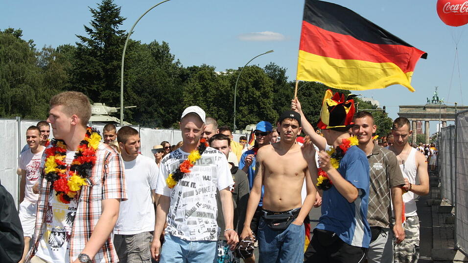 Christian Fertl war am Sonntag auf der Fanmeile in Berlin und erlebte dort das Achtelfinale gegen England auf Gro&szlig;leinwand.