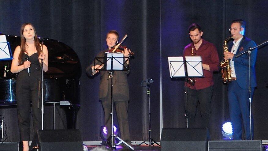 Florian Wagner (links) und seine Musikerfreunde Jamie Hutterer, Victoria Bach, Dennis Wirth, Moritz Bartl und Thomas Scholz beim Benefizkonzert in der Landauer Stadthalle.