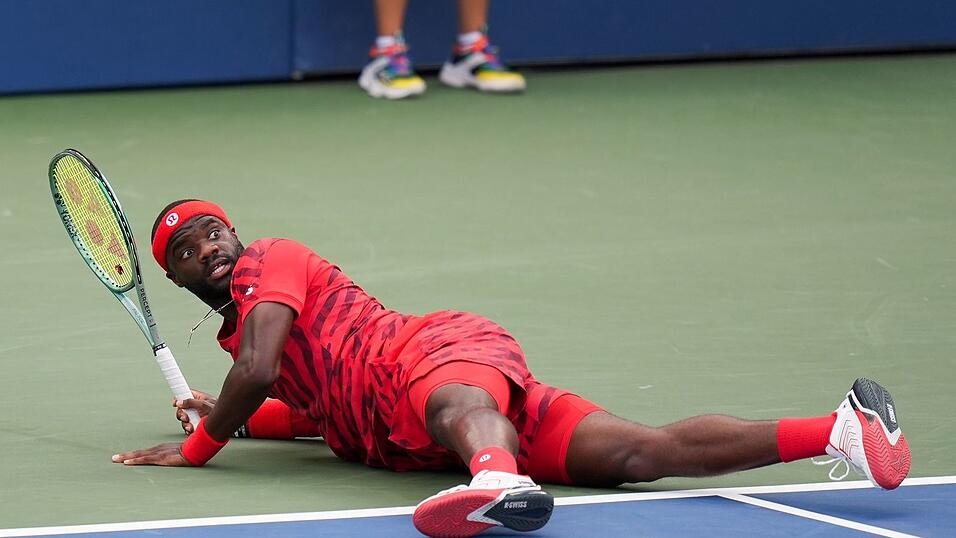 Frances Tiafoe landete gegen Jan-Lennard Struff auf dem Boden - eine sinnbildliche Szene. Frances Tiafoe landete gegen Jan-Lennard Struff auf dem Boden - eine sinnbildliche Szene.