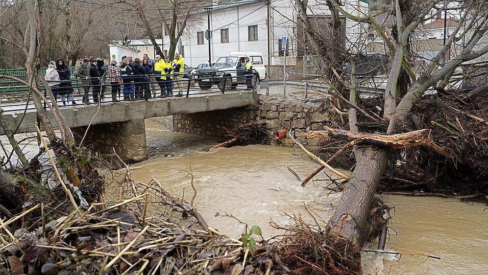 Die vielen St&uuml;rme richteten gro&szlig;e Sch&auml;den an.