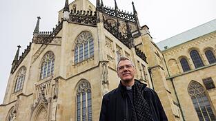 Heiner Wilmer wird ab Sommer neuer Bischof in M&uuml;nster. Am Donnerstag wurde er im Dom vorgestellt.