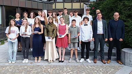Die besten Absolventen der Mittelschulen im Landkreis Cham. Ganz rechts: Landrat Christian Schindler und Schulamtsdirektor Andreas Lindinger.