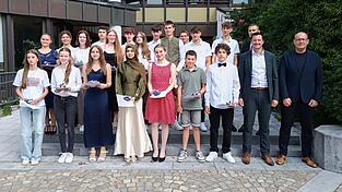 Die besten Absolventen der Mittelschulen im Landkreis Cham. Ganz rechts: Landrat Christian Schindler und Schulamtsdirektor Andreas Lindinger. Die besten Absolventen der Mittelschulen im Landkreis Cham. Ganz rechts: Landrat Christian Schindler und Schulamtsdirektor Andreas Lindinger.