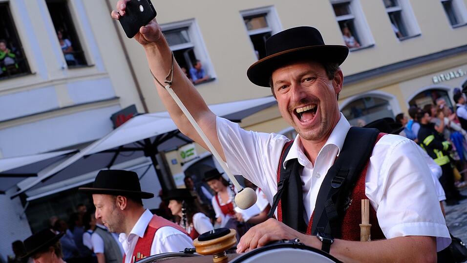 Zahlreiche Musik- und Trachtengruppen zogen nach dreij&auml;hriger Pause am Freitagabend zum Festplatz Am Hagen.
