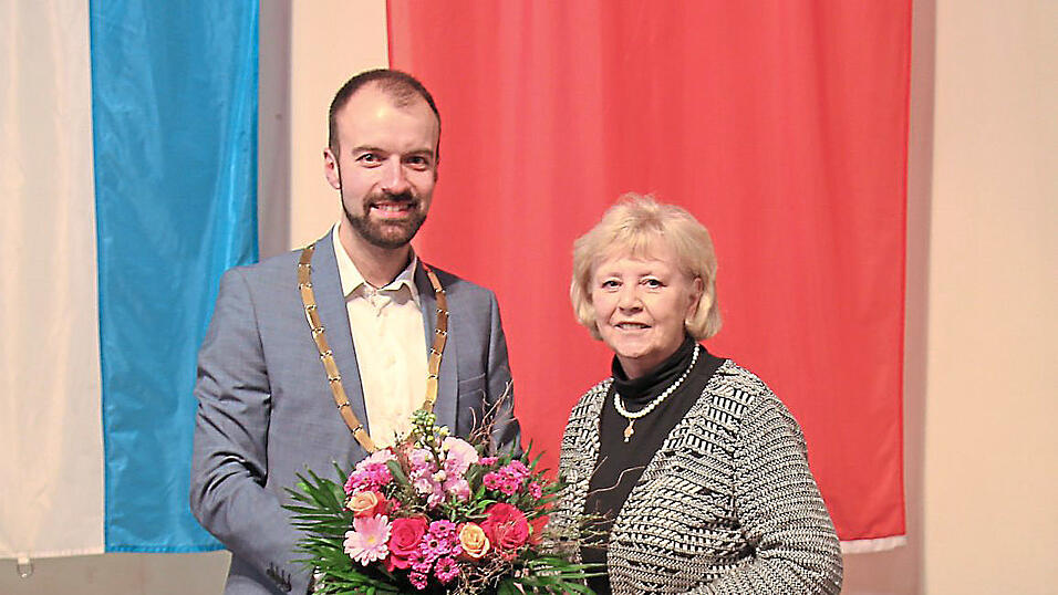Bürgermeister Sebastian Stanglmaier überreicht Beate Kipper die Bürgermedaille. Bürgermeister Sebastian Stanglmaier überreicht Beate Kipper die Bürgermedaille.
