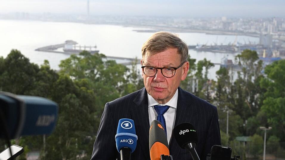 Außenminister Johann Wadephul (CDU) äußert sich in der algerischen Hauptstadt Algier vor Journalisten. Außenminister Johann Wadephul (CDU) äußert sich in der algerischen Hauptstadt Algier vor Journalisten.
