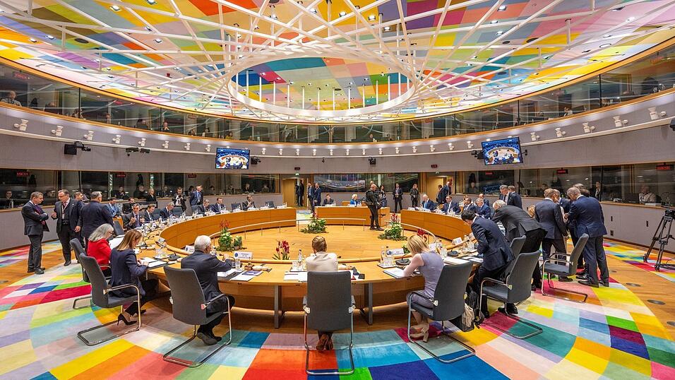 Am Ende steht ein Kompromiss: Bis tief in die Nacht wurde beim EU-Gipfel über die Finanzierung der Ukraine verhandelt. Am Ende steht ein Kompromiss: Bis tief in die Nacht wurde beim EU-Gipfel über die Finanzierung der Ukraine verhandelt.