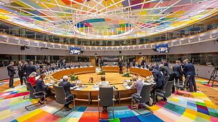 Am Ende steht ein Kompromiss: Bis tief in die Nacht wurde beim EU-Gipfel über die Finanzierung der Ukraine verhandelt. Am Ende steht ein Kompromiss: Bis tief in die Nacht wurde beim EU-Gipfel über die Finanzierung der Ukraine verhandelt.