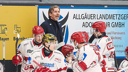 Sorgenkinder: EVL-Trainer Uwe Krupp (hinten) und seine Sch&uuml;tzlinge blieben zuletzt hinter den Erwartungen zur&uuml;ck. Kapit&auml;n Andreas Schwarz hat nun in einem selbstkritischen Statement den Schulterschluss mit den eigenen Anh&auml;ngern gesucht. Den Worten m&uuml;ssen nun aber auch Taten folgen.