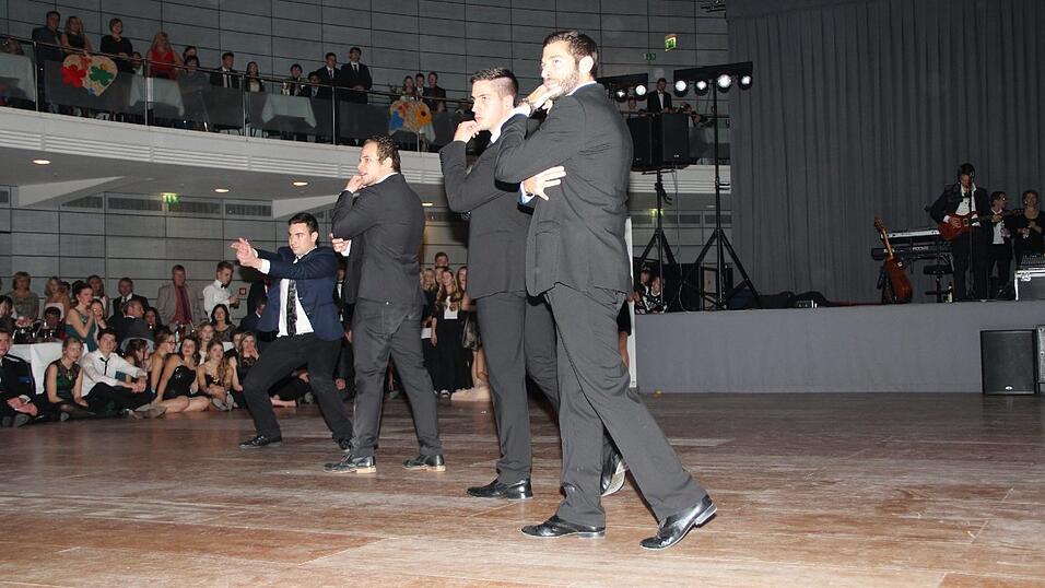 Die Bilder vom Abschlussball der Tanzschule Seidel in der Fraunhofer-Halle am 28. November. Die Bilder vom Abschlussball der Tanzschule Seidel in der Fraunhofer-Halle am 28. November.