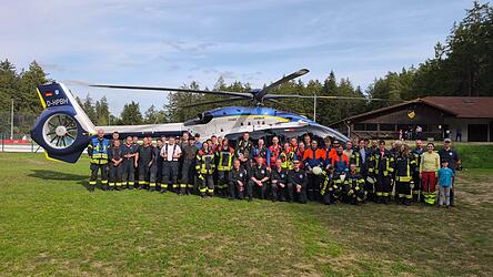 Die &Uuml;bungsteilnehmer vor dem Hubschrauber der Polizei