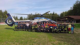 Die Übungsteilnehmer vor dem Hubschrauber der Polizei Die Übungsteilnehmer vor dem Hubschrauber der Polizei